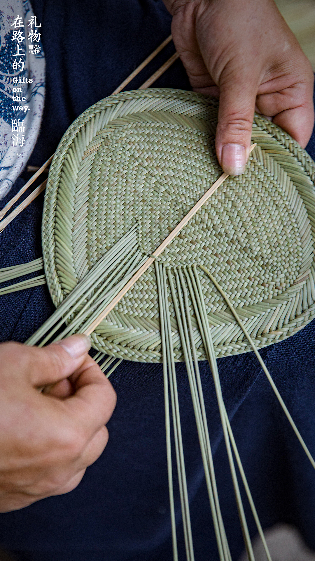 她组织村里的妇女们一起编织蒲扇让原本濒临失传的手艺再次回到大家的