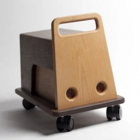 日本设计师Masahiro Minami为他儿子设计的玩具车,既可以当成木马玩，也可以做储物柜。